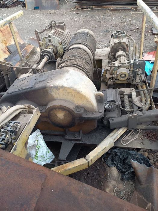 Юк кутаргич 5 т соз холатда 2та бор фаргонада турибди