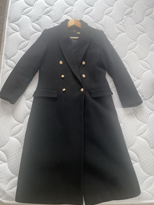 Palton elegant negru.