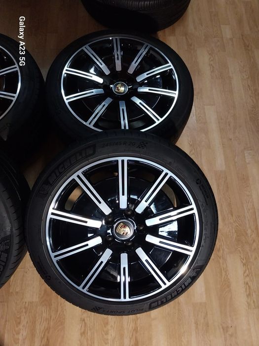 Jante Porsche Taycan pe 20 vara
