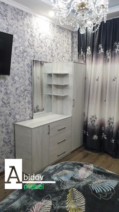 Функциональный комод с зеркалом и шкафом от производителя.