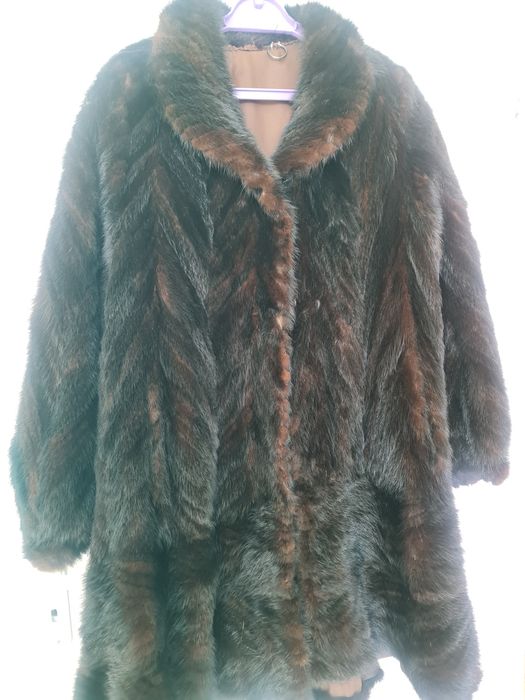 Палто от Норка с шал яка. Дължина до коляното и разкроено.