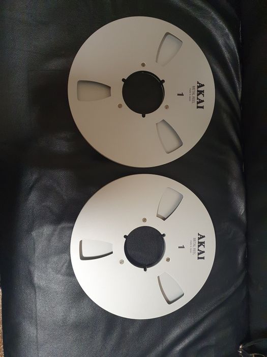 Лот от две 26,5см 10,5” алуминиеви магнетофонни ролки Akai В много доб