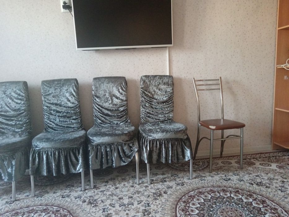 Продается стуля 4шт.с чехлами