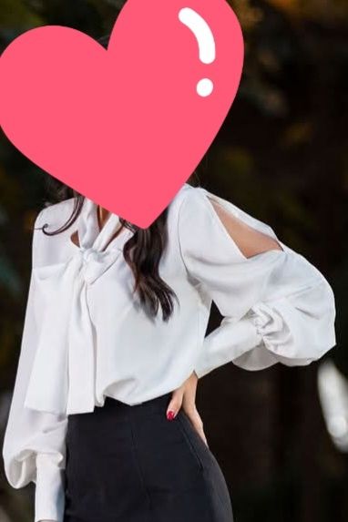 Бяла риза с цепка на ръкава