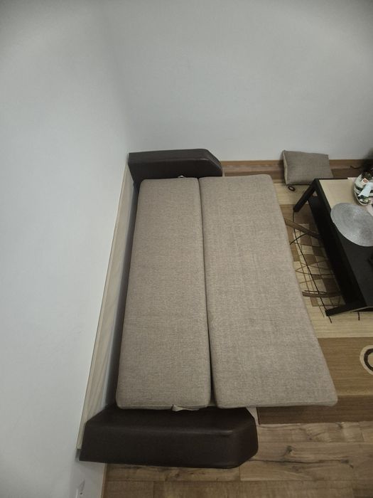 Canapea extensibilă modernă, stare foarte bună, culoare bej-maro