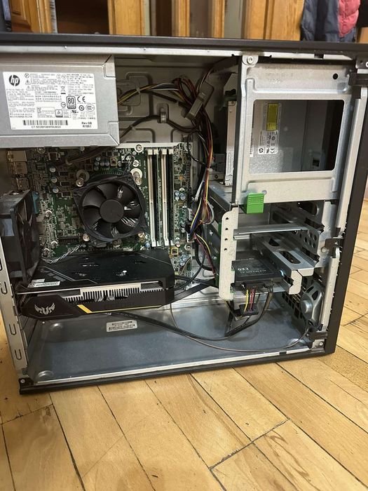 Продавам настолен компютър + подарък Монитор