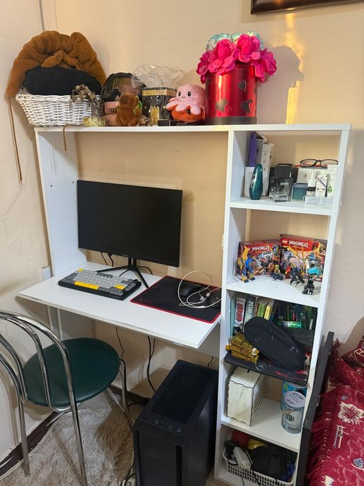 Стол и двухъяростная кровать