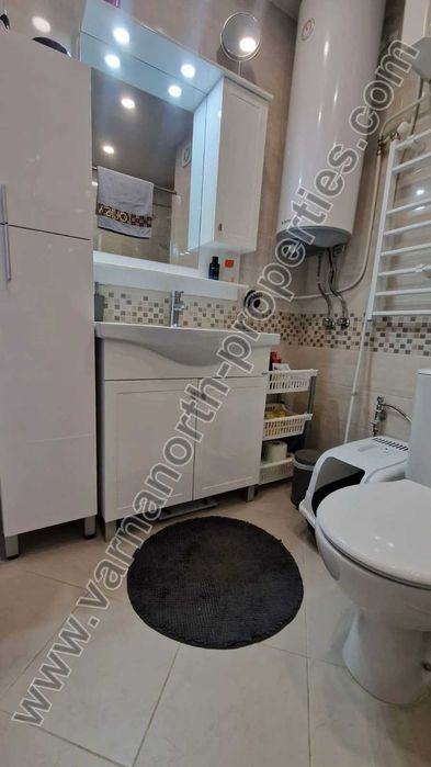 Къща с басейн разположена в добре обслужено село