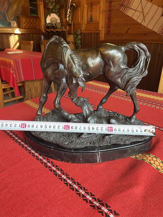 Бронзова фигура- статуетка