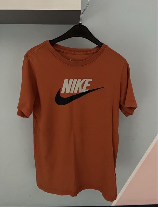 Продавам маркови тениски