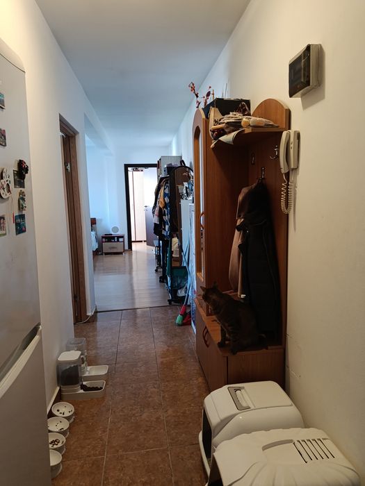 Închiriez apartament cu 2 camere