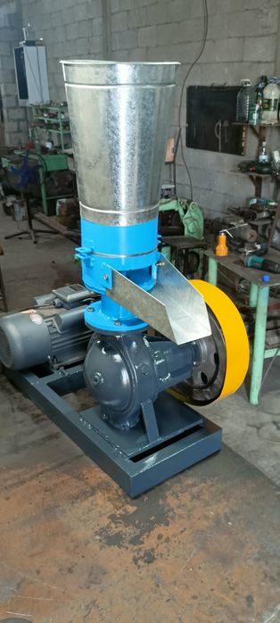 Гранулятор 220 ишлида соатига 50.70кг чикаради