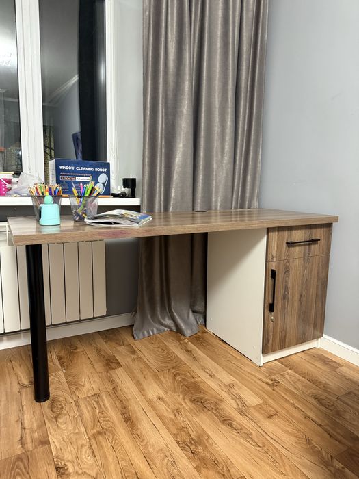 рабочий стол с полкой