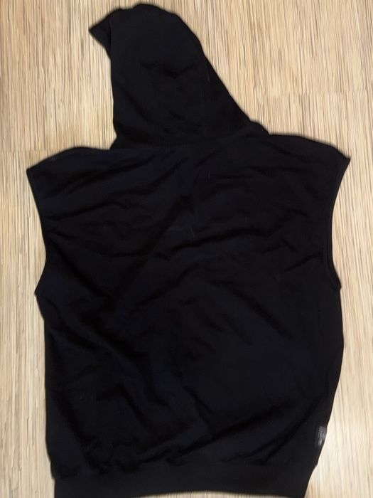 Безрукавка черная