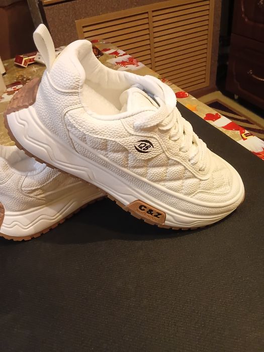 Продам мужские кроссовки