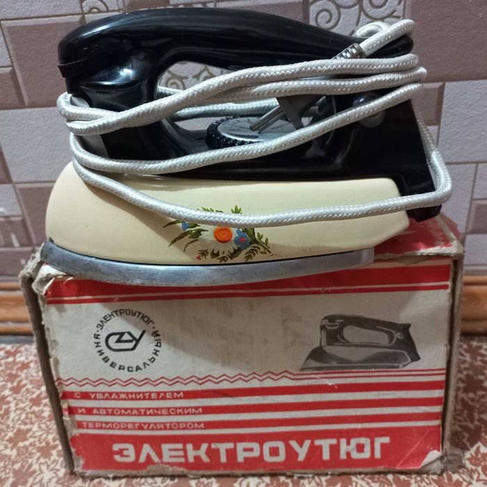 Продам  утюги советские. Весы