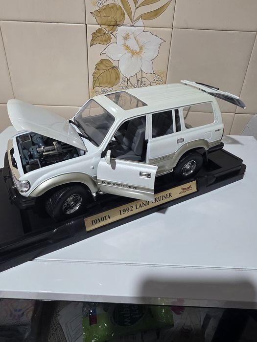 Toyota land cruiser (1:18)