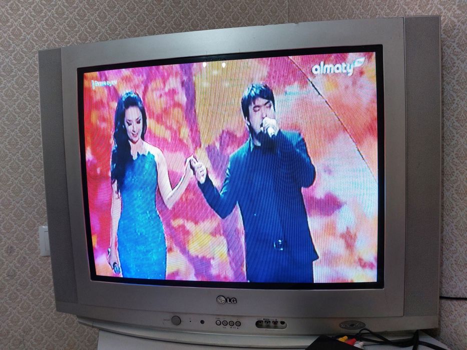 Продам большой телевизор LG