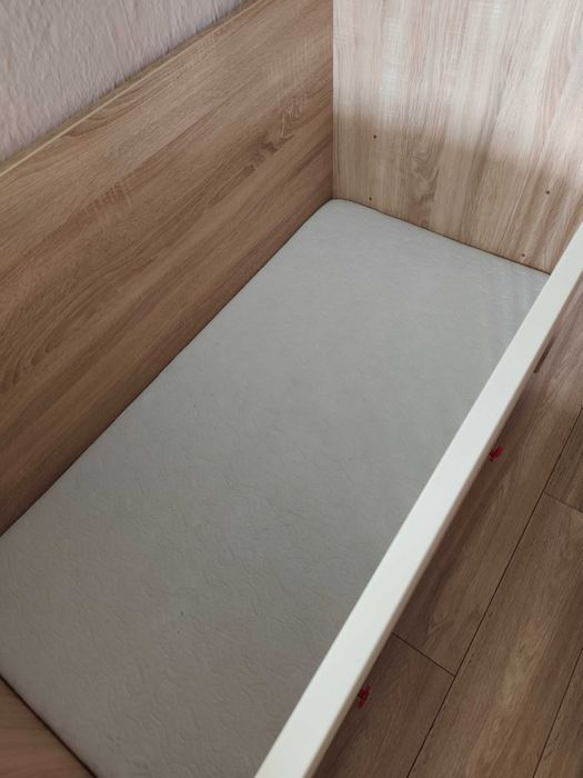 Продавам бебешка кошара за сън