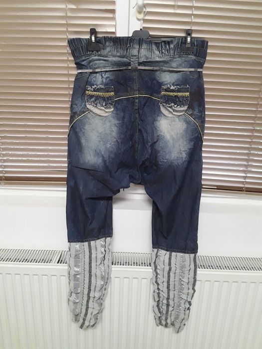 Geacă si blugi deosebiți damă mărimea L  ambele  100 de lei