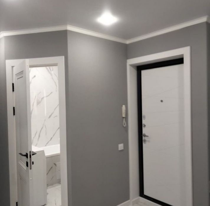 Поклейка обоев и галтелей