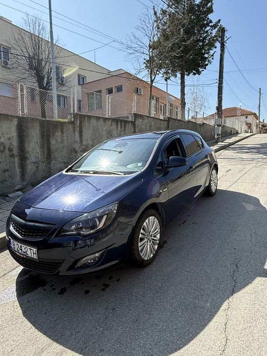 Продавам Опел Астра J