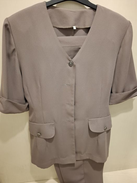 Продавам запазени рокли и костюми