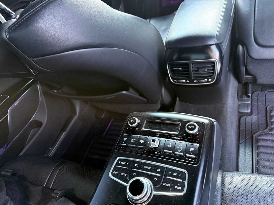 Kia Quoris (premium sedan)