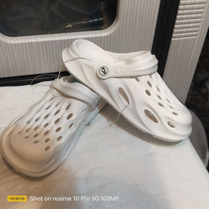 Продам кроксы новые