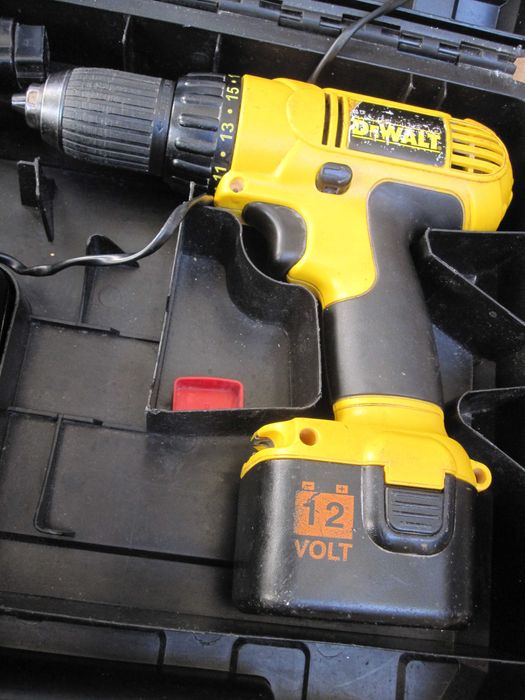 Продавам винтоверт  DEWALT DC 756 с батерии Li-ion 2.5 Ah