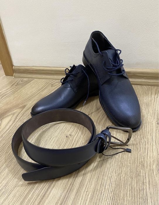 Тъмно син костюм