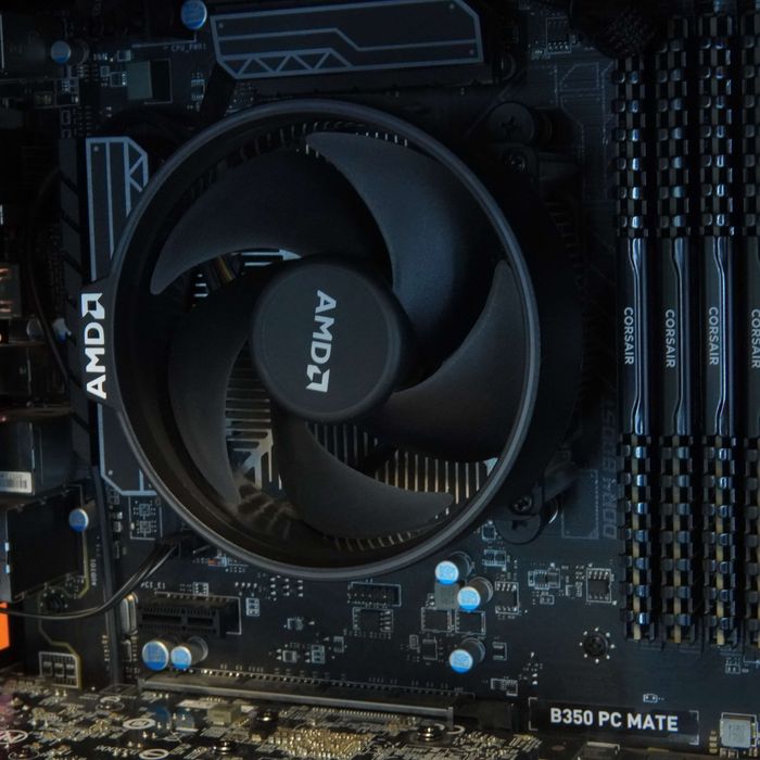 Desktop Gaming AMD Ryzen 7 1700 8 Core, 32 GB RAM DDR4, 750 GB SSD SAMSUNG EVO, GTX 1650 4GB /  12 LUNI GARANTIE