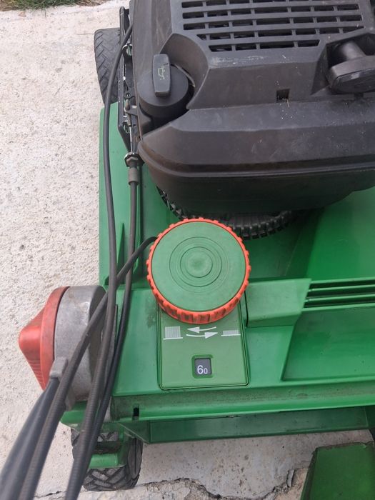 Vând mașină de tuns iarba pe benzină BRILL.