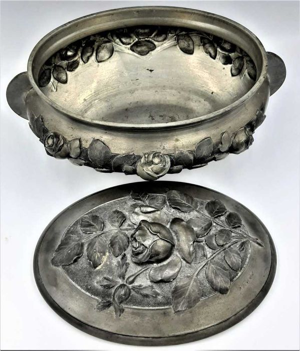 Splendid vas vechi art nouveau designer A.THEVENIN din spelter ( argint in compozitie) manopera superba trandafiri relief