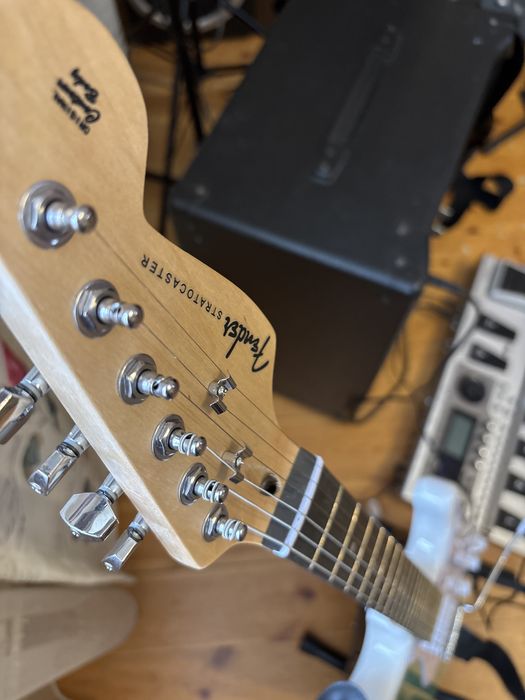 Продам Электрогитара fender stratokaster продам