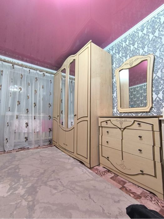 Шкаф с комодом и зеркало