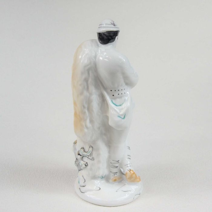 Bibelou  statueta portelan ciobanasul/taran, ARPO Curtea de Arges, vin