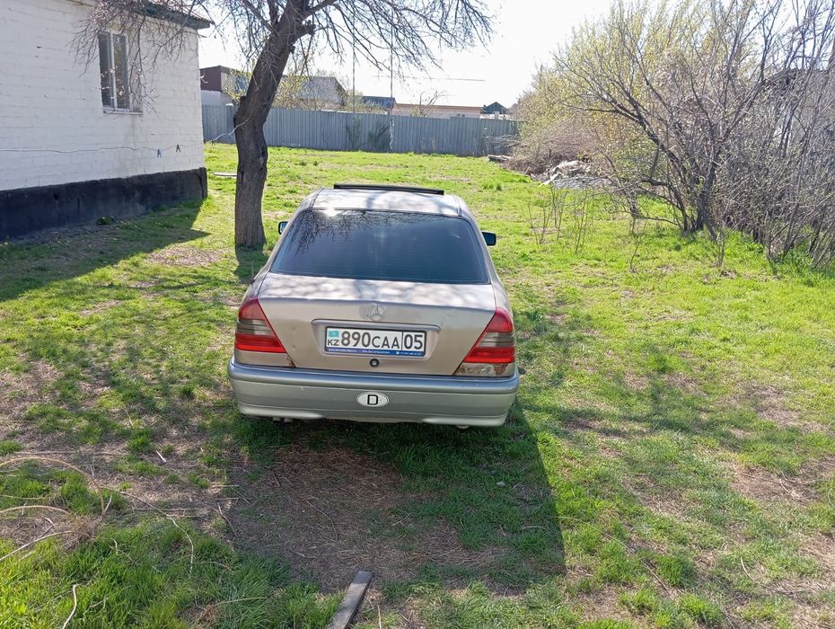 Автомобиль Мерс 200