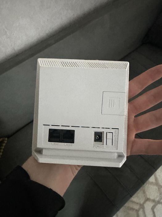 Роутер Altel с коробкой с проводами