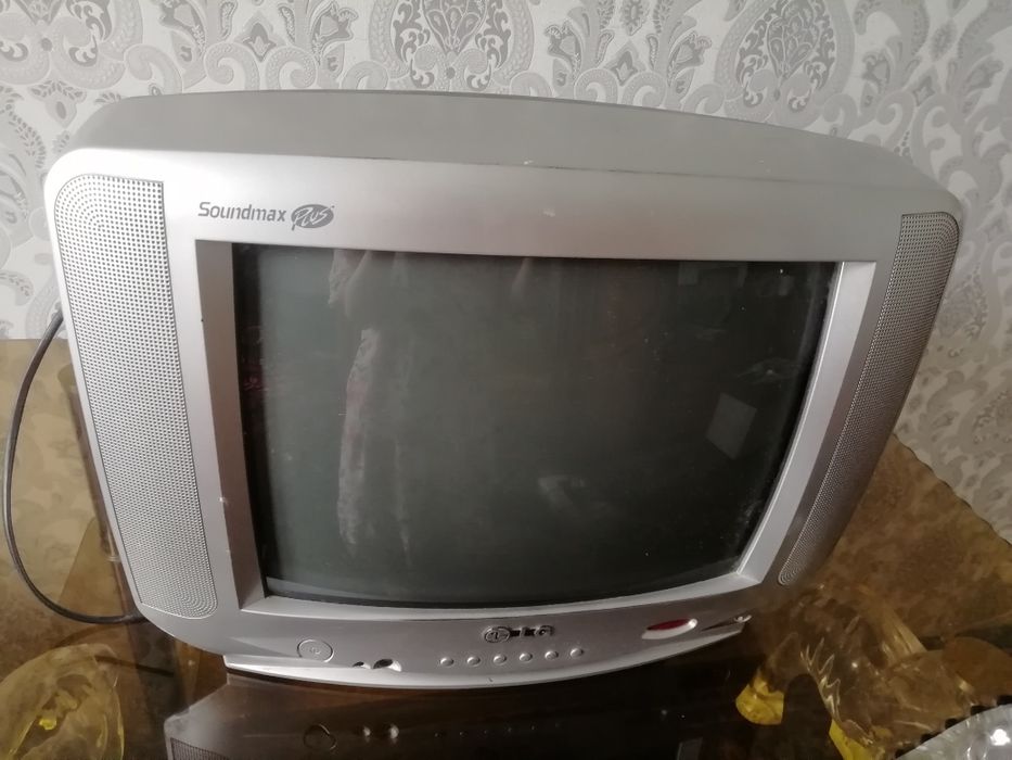 Продаётся подставка и телевизор.кровать Цена договорная.