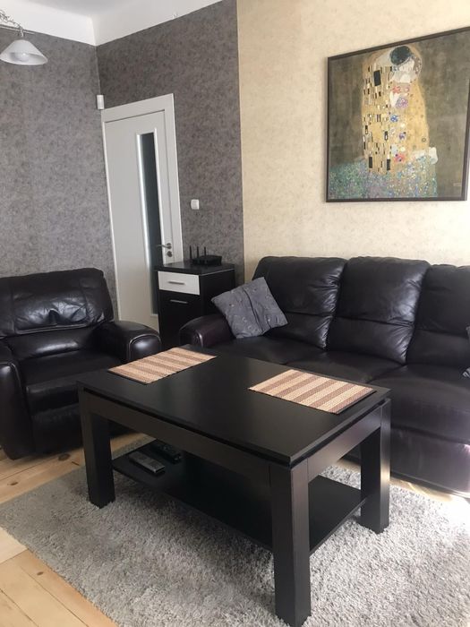 Продавам кожен диван