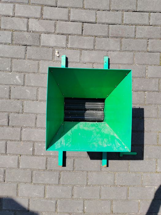 Zdrobitor de Struguri Manual cu Manivelă – Cuva Metalică (Verde)