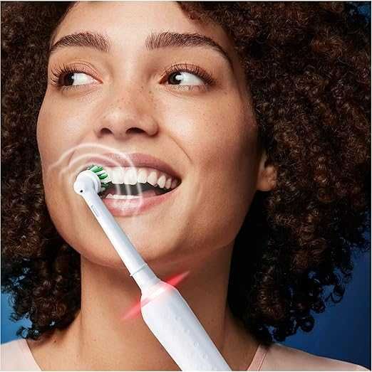 Електрическа четка за зъби Braun Oral-B Pro 3 3000 CrossAction Бяла