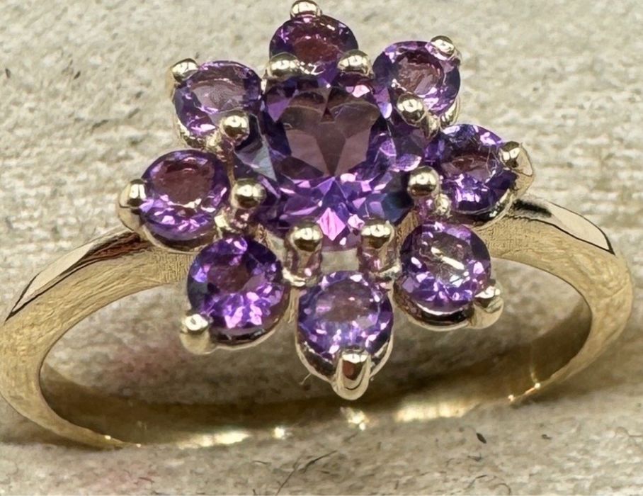 18-каратов златен пръстен аметисти.