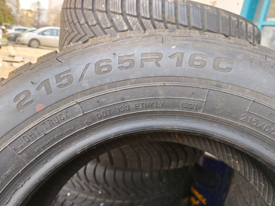 Продавам 4 зимни гуми 215/65/16 С бус