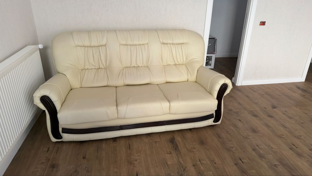 Vand canapea extensibila din piele si 2 fotolii in stare foarte buna