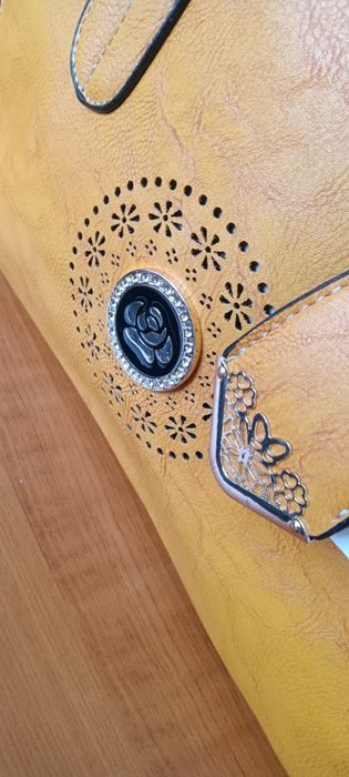 Тъмно синя дамска чанта кожа с две основни дръжки (допълнителна дълга дръжка с регулация) и цип в горната част. С три вътрешни отделения, едното от ко