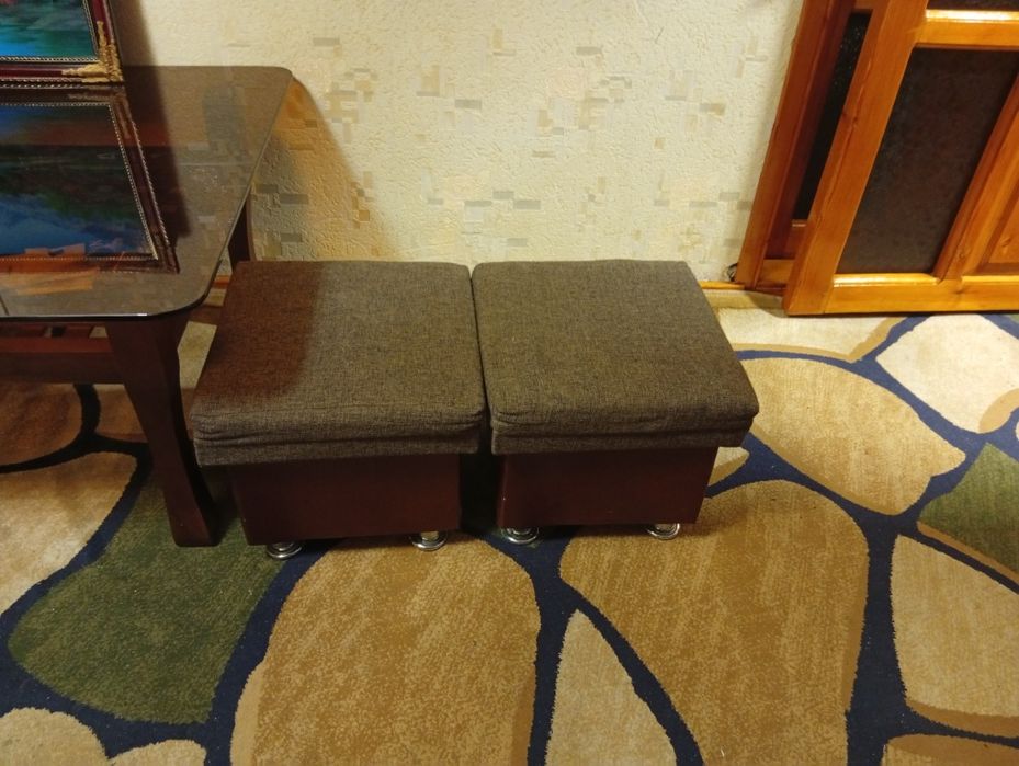 Продается стол 2 пуфика