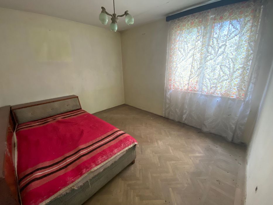 Vând apartament cu 3 camere vis a vis de KFC