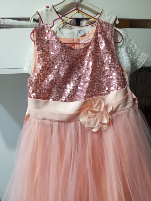 Продам нарядные платья 6-7 лет
